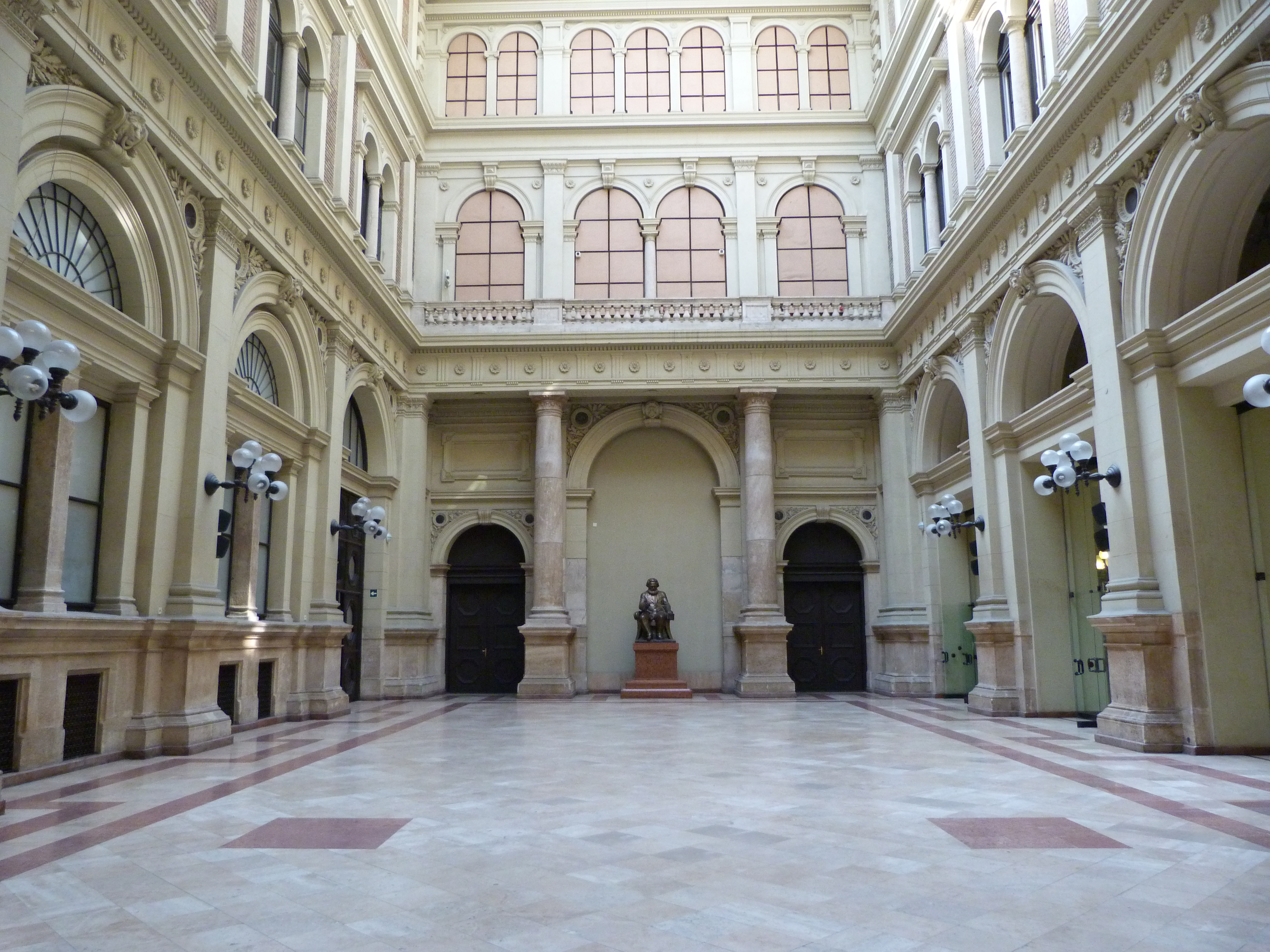 MEGÚJULT A CORVINUS ARCULATA