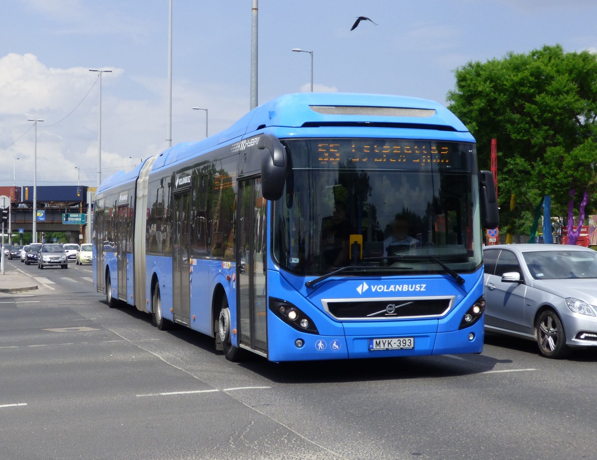 ÚJ, ULTRAKÖNNYŰ CSUKLÓS BUSZMODELLT VILLANTOTT A MAGYAR MILLIÁRDOS 