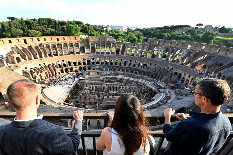 Panorámafelvonó segíti fel a látogatókat a Colosseum felső emeleteire