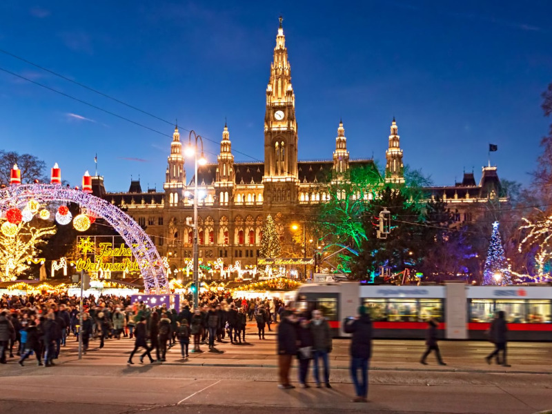 Bécs idei karácsonyfája Tirolból érkezett és már áll a Rathausplatzon